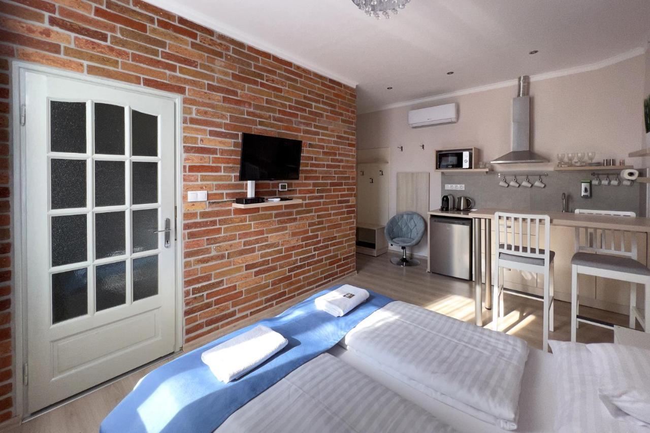 Anova Apartman Gyula Exterior photo