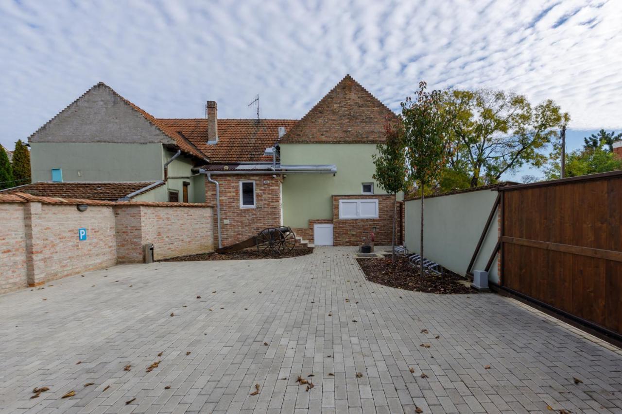 Anova Apartman Gyula Exterior photo