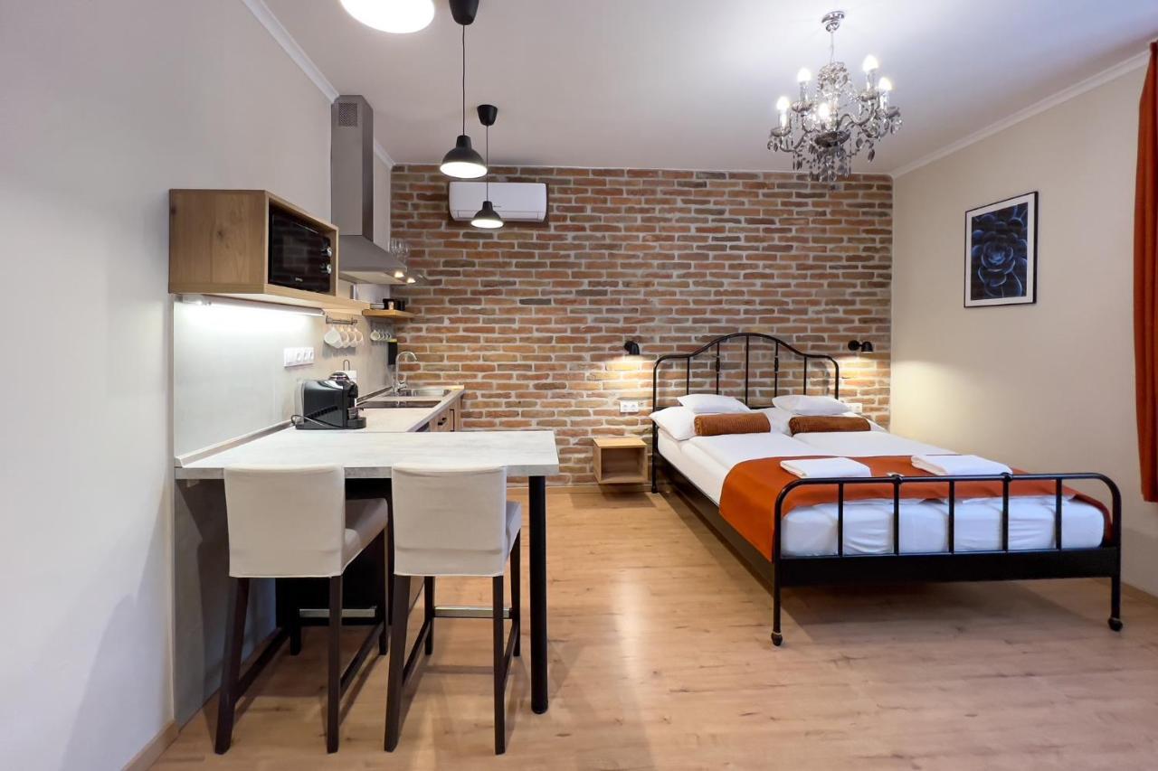 Anova Apartman Gyula Exterior photo